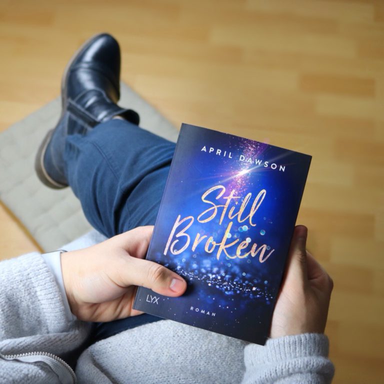 Beitragsbild "Still Broken" von April Dawson